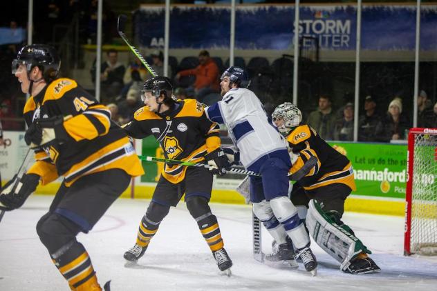 Worcester Railers try to set up their offense against the Maine Mariners