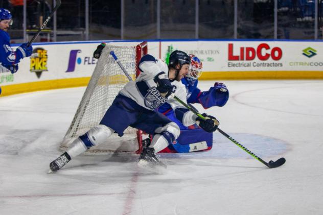 Worcester Railers eye a goal against the Trois-Rivières Lions