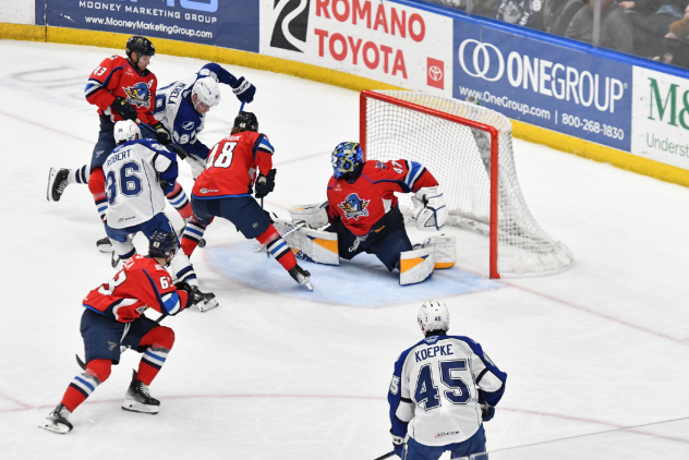 Springfield Thunderbirds battle the Syracuse Crunch