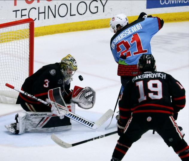 Wheeling Nailers' Cédric Desruisseaux and Indy Fuel's Josh Maniscalco and Kyle Maksimovich in action