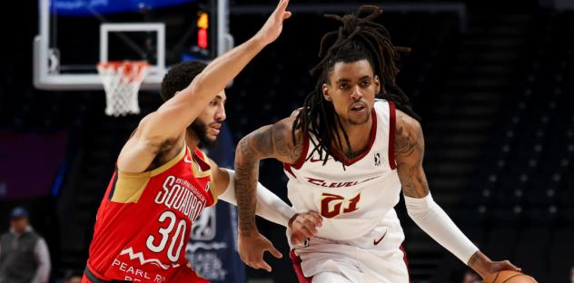 Birmingham Squadron's Devin Cannedy versus Cleveland Charge's Emoni Bates