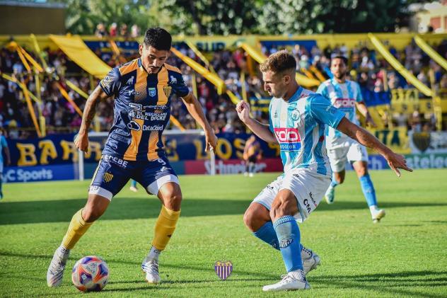 Sebastian Vivas (left) with Dock Sud in the Argentinian Primera B
