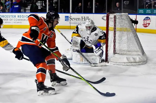Worcester Railers' Anthony Repaci versus Norfolk Admirals' Kristian Stead