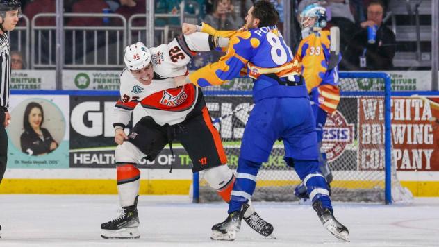 Wichita Thunder's Xavier Pouliot versus Kansas City Mavericks' Justin Nachbaur