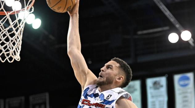 Cleveland Charge forward Pete Nance dunks