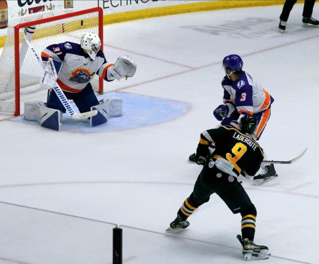 Tanner Laderoute of the Wheeling Nailers scores against the Orlando Solar Bears
