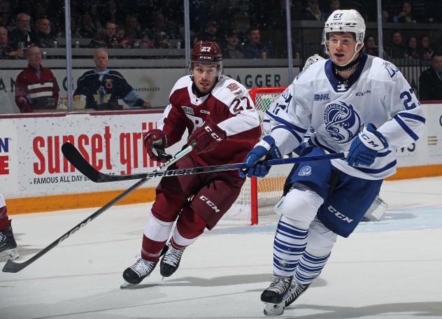 Peterborough Petes' Quinn Binnie and Mississauga Steelheads' Lucas Karmiris in action