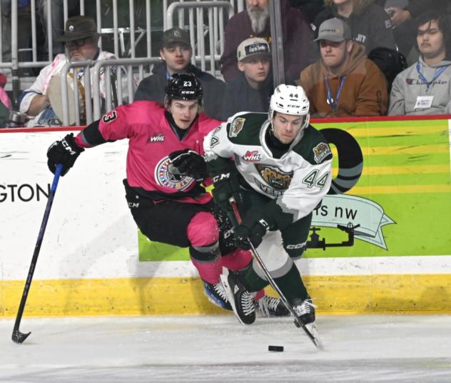 Everett Silvertips' Parker Berge and Wenatchee Wild's Rodzers Bukarts in action