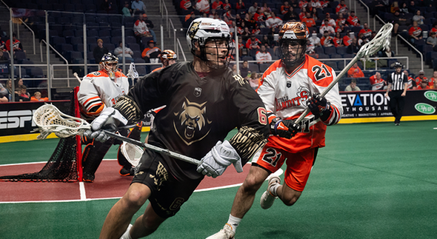 Albany Firewolves battle the Buffalo Bandits