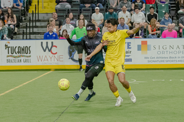 St. Louis Ambush battle the Milwaukee Wave for possession