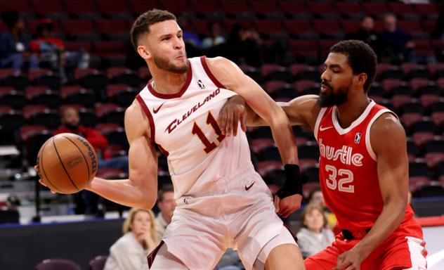 Cleveland Charge's Pete Nance versus Memphis Hustle's Wesley Saunders