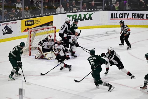 Vancouver Giants battle the Everett Silvertips