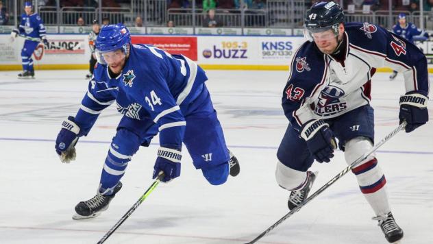 Wichita Thunder forward Jason Pineo (left) vs. the Tulsa Oilers