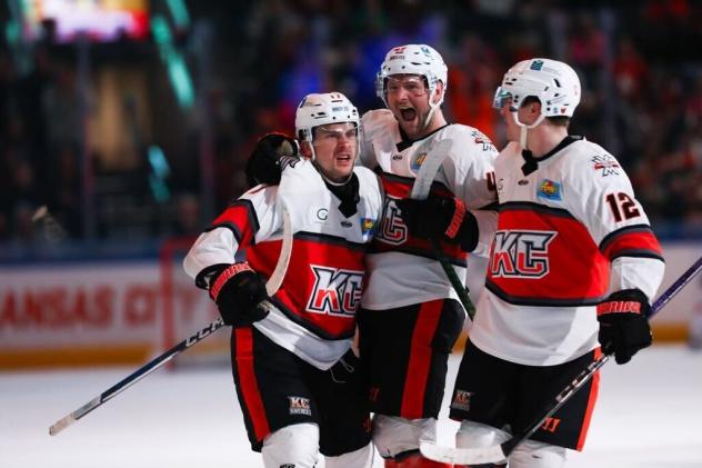 Kansas City Mavericks react after a goal