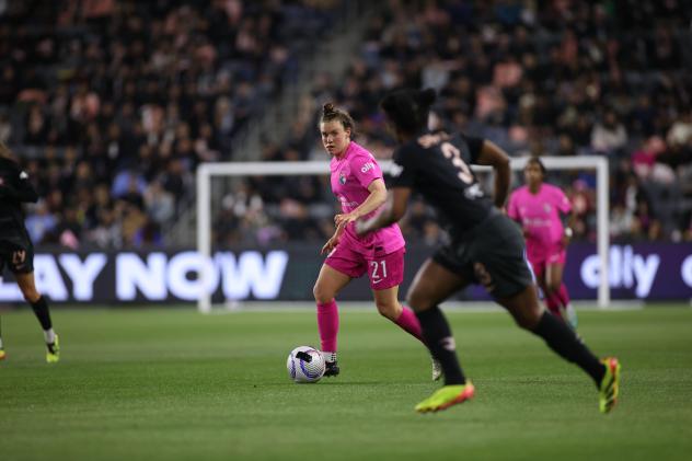 San Diego Wave FC midfielder Savannah McCaskill