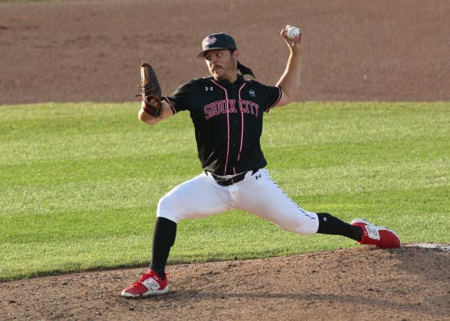 Sioux City Explorers' Jared Wetherbee in action