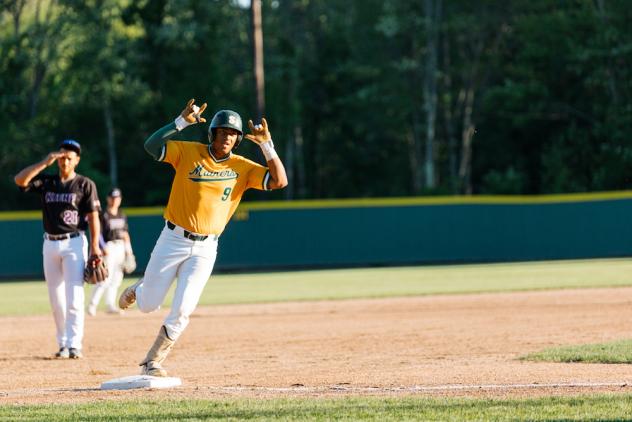 Sanford Mainers' Raymond Velazquez in action