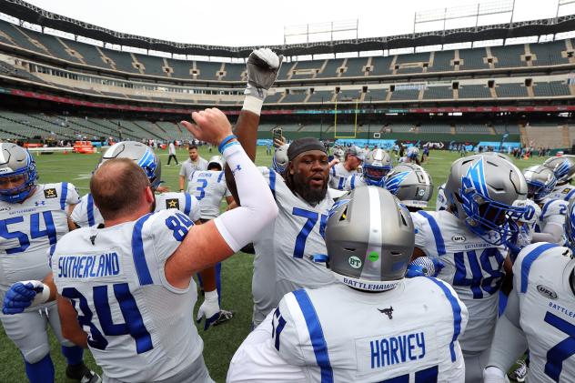St. Louis Battlehawks offensive tackle Jaryd Jones-Smith (center)