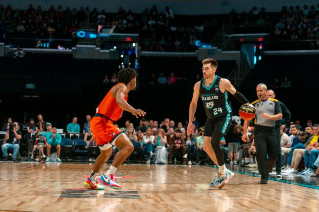 Winnipeg Sea Bears guard Mason Bourcier looks for an opening