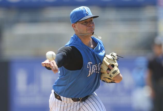 Tampa Tarpons deliver a pitch