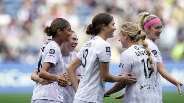 Racing Louisville congratulates Reilyn Turner after her goal