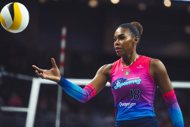 Omaha Supernovas server and outside hitter Bethania de la Cruz