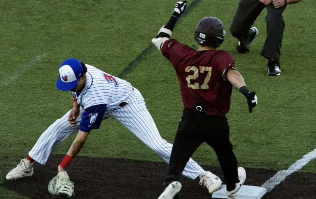 Green Bay Rockers first baseman Mateo Matthews takes a throw