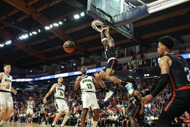 Vancouver Bandits dunk against the Niagara River Lions