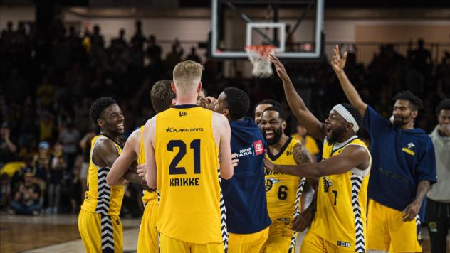 Edmonton Stingers celebrate win