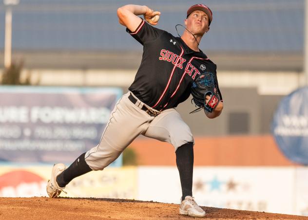 Sioux City Explorers' Joey Murray in action
