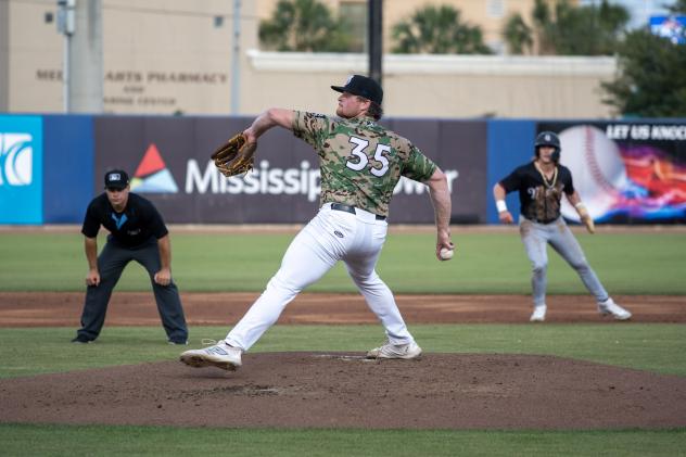 Biloxi Shuckers' Shane Smith on the mound
