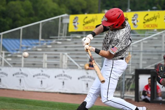 Daniel Lingua of the Sioux City Explorers at bat