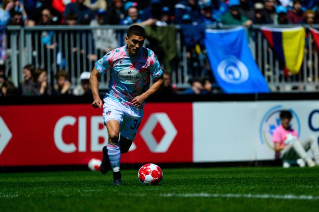 Atlético Ottawa midfielder Manny Aparicio
