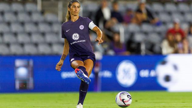 Racing Louisville FC's Ángela Barón in action