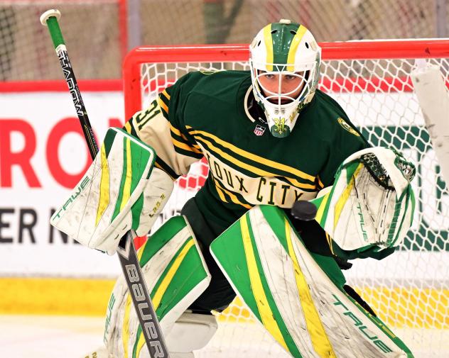 Sioux City Musketeers goaltender Samuel Urban