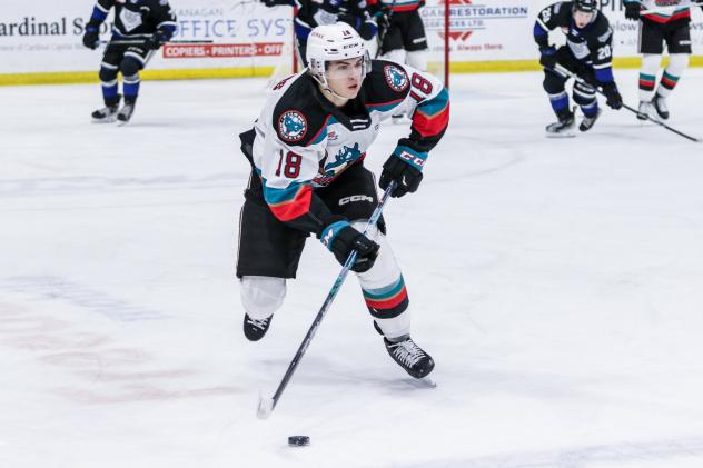 Kelowna Rockets right wing Ethan Neutens