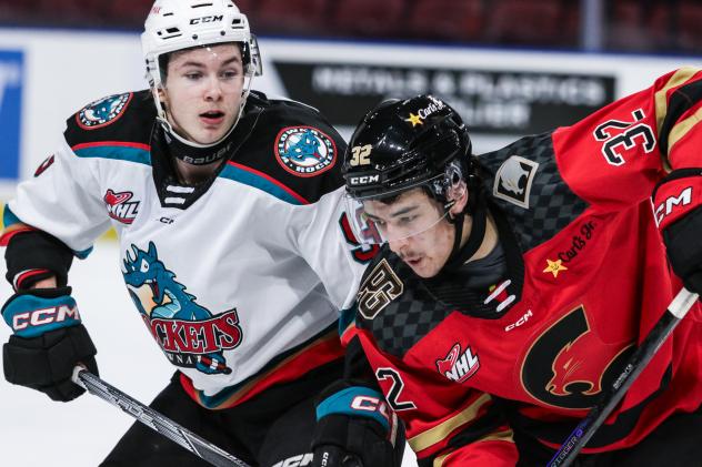 Brett Calhoon of the Kelowna Rockets (left)