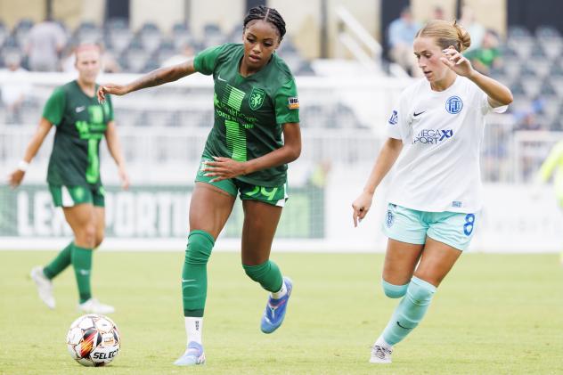 Lexington SC forward Amanda Allen (center)