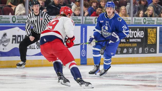 Wichita Thunder battle the Allen Americans