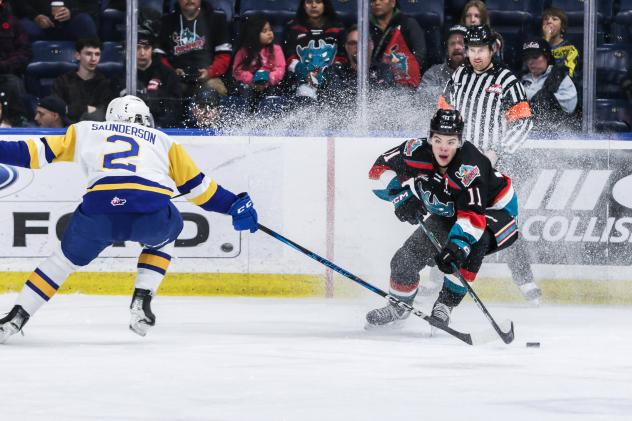Tij Iginla of the Kelowna Rockets (right)