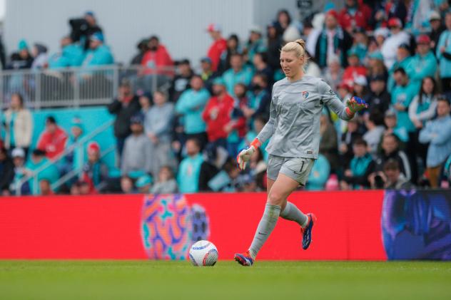 North Carolina Courage goalkeeper Casey Murphy