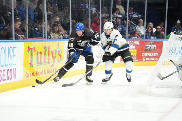 Syracuse Crunch battle the Cleveland Monsters