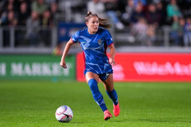 North Carolina Courage midfielder Ashley Sanchez