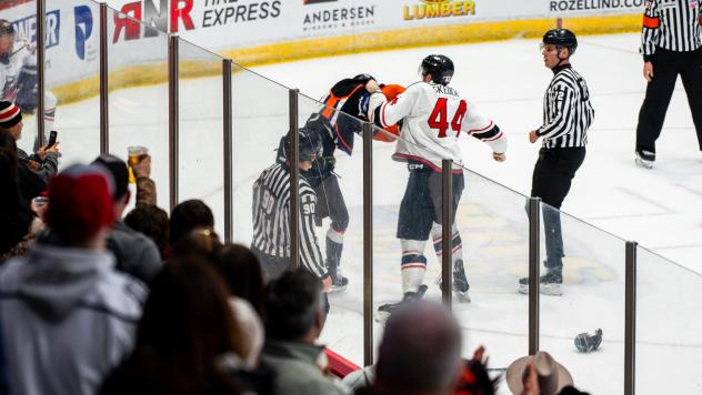 Adirondack Thunder mix it up with the Reading Royals