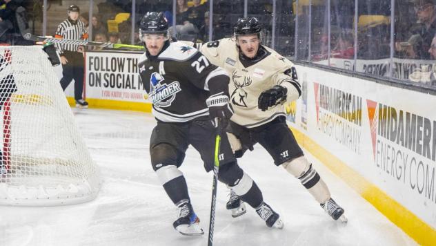 Wichita Thunders' Nolan Kneen versus Iowa Heartlanders' Will Calverley