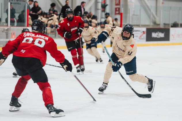 Ottawa Charge defend against the Montréal Victoire