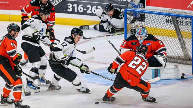 Wichita Thunder look for a goal against the Kansas City Mavericks