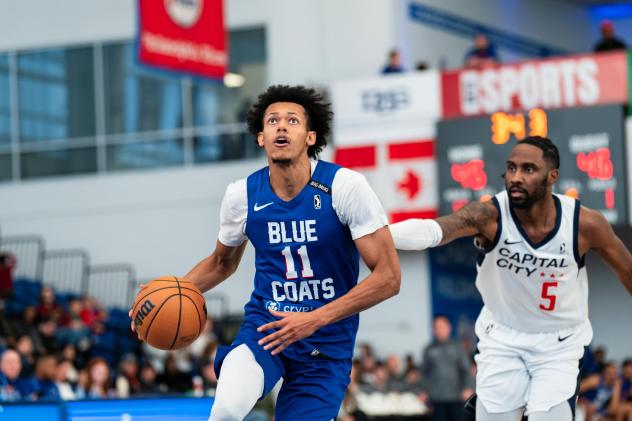 Delaware Blue Coats guard Jeff Dowtin eyes the hoop