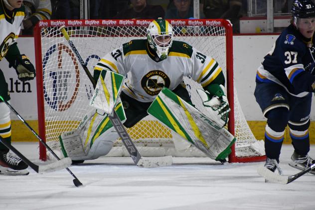 Sioux City Musketeers goaltender Samuel Urban