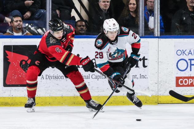 Hiroki Gojsic of the Kelowna Rockets (right)